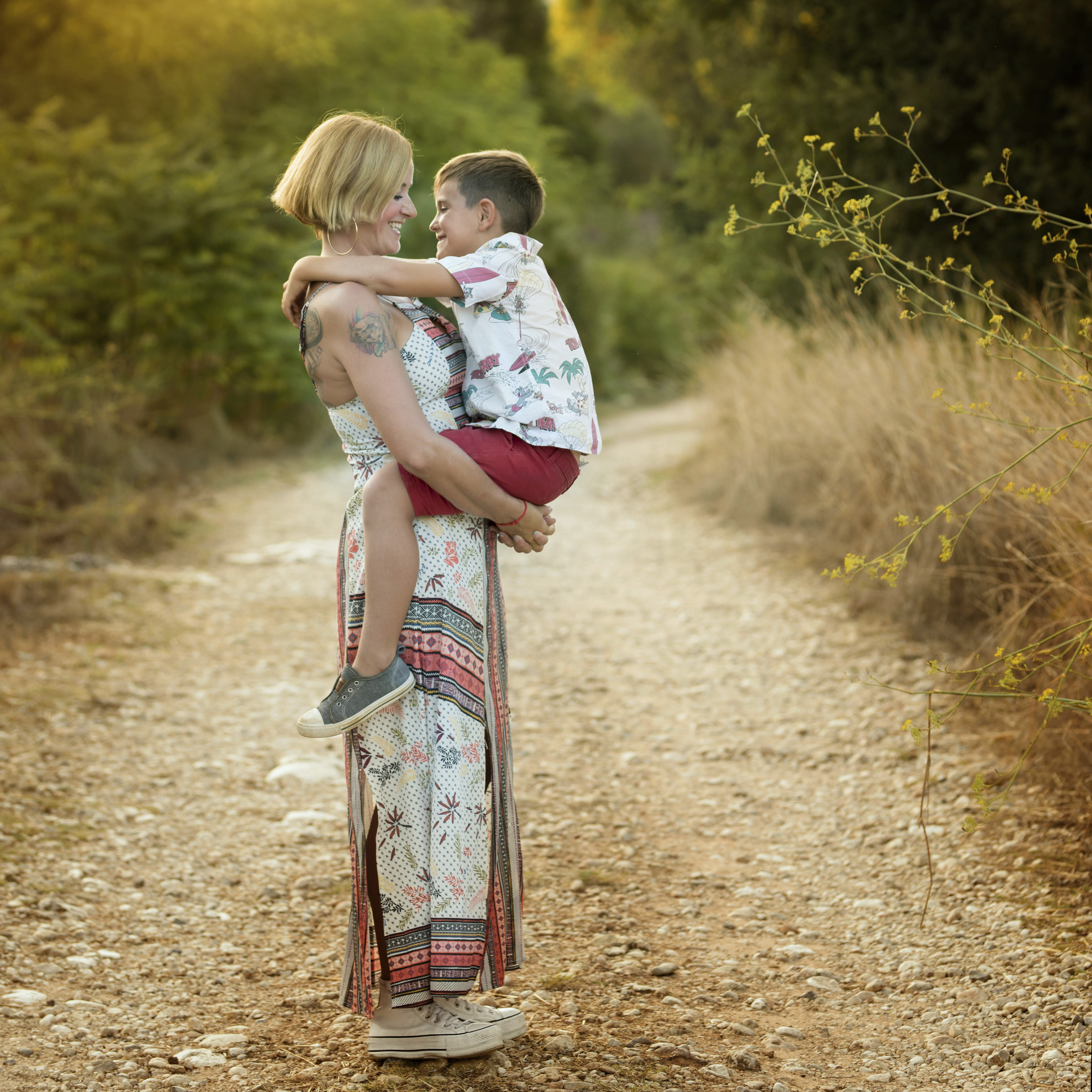 padra dando beso a bebe